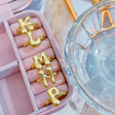 anillo chunky de letra 8.50&