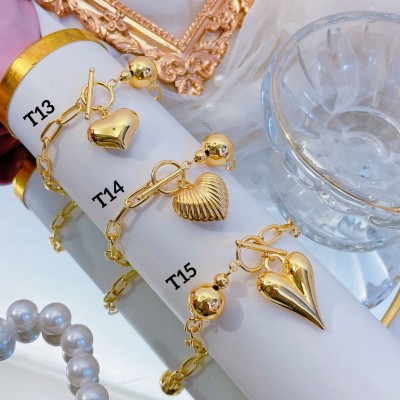 #T pulsera eslabon con dijes corazon 13.50&