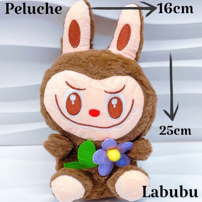 peluche labubu con flor