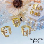 anillo letra con piedra oro chino 8.50&