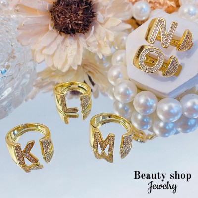 anillo letra con piedra oro chino 8.50&