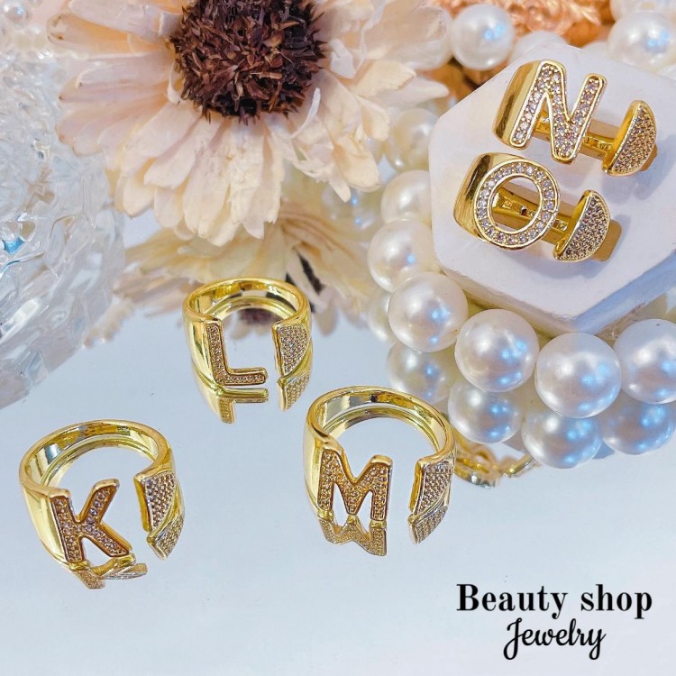 anillo letra con piedra oro chino 8.50&