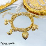 Pulseras con dijes tradicionales de protección y fortuna 