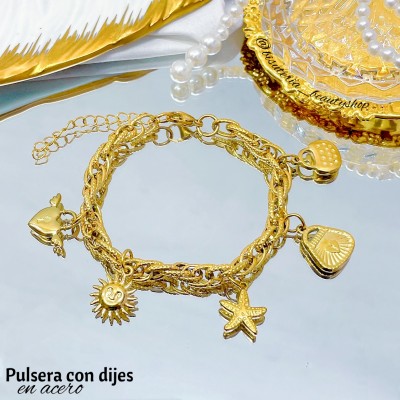 Pulseras con dijes tradicionales de protección y fortuna 