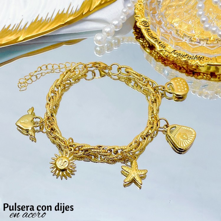 Pulseras con dijes tradicionales de protección y fortuna 