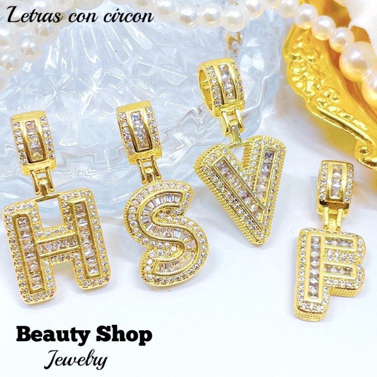 Dije inicial con pedreria elegante oro chino 18k solo dije 3$ 13.5& 