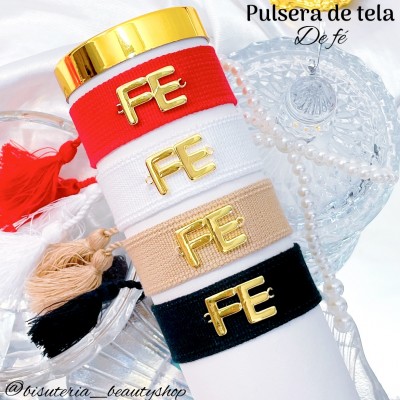 Pulsera de tela con dije